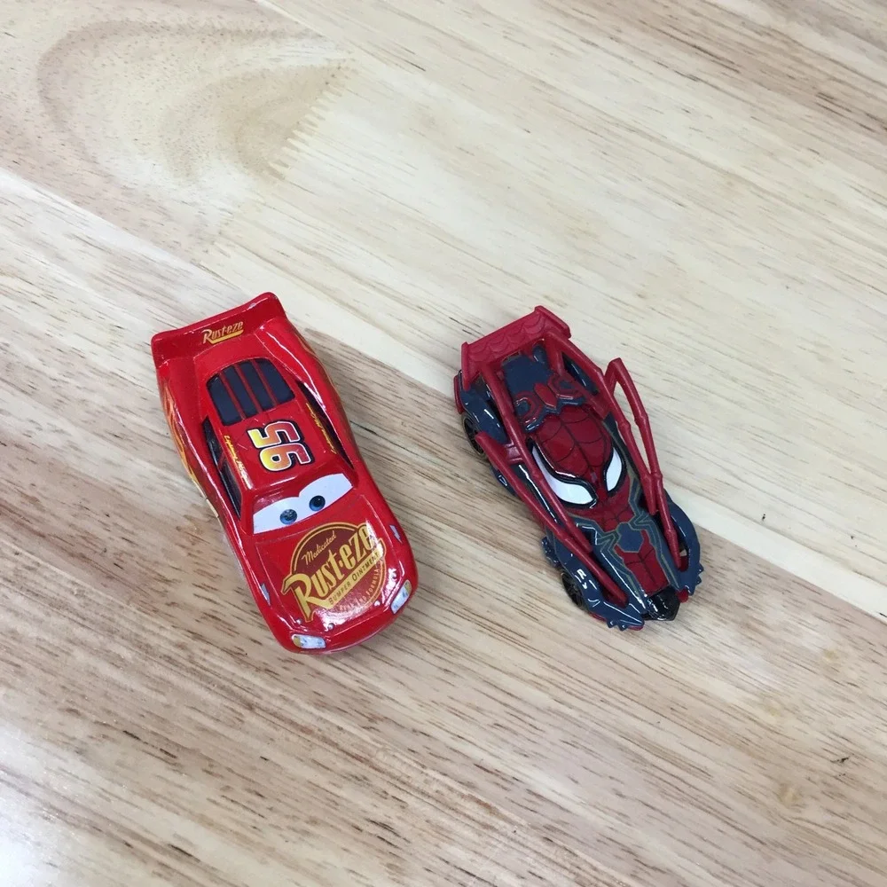 Disney Cars Lightning McQueen and Hot Wheels Spider-Man Diecast Bundle 2pc‎ Red